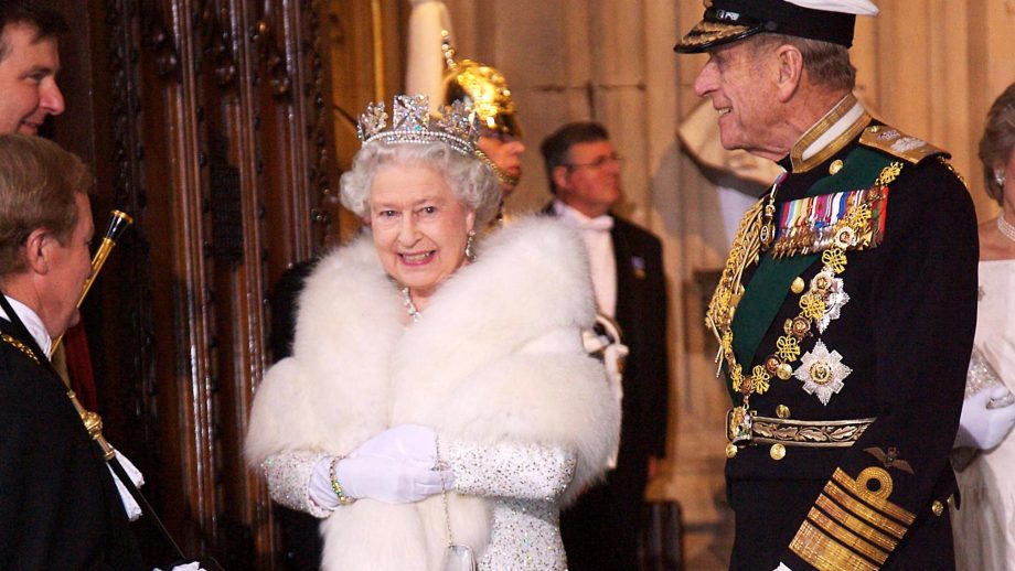 II. Erzsébet Királynő nem visel több szőrmét.